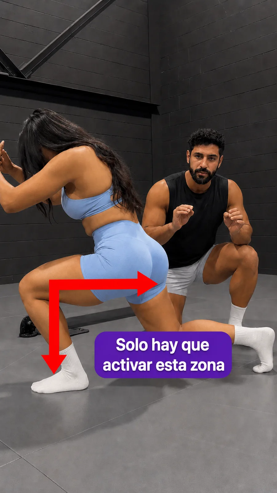 Treinador orientando um exercício para pernas e glúteos